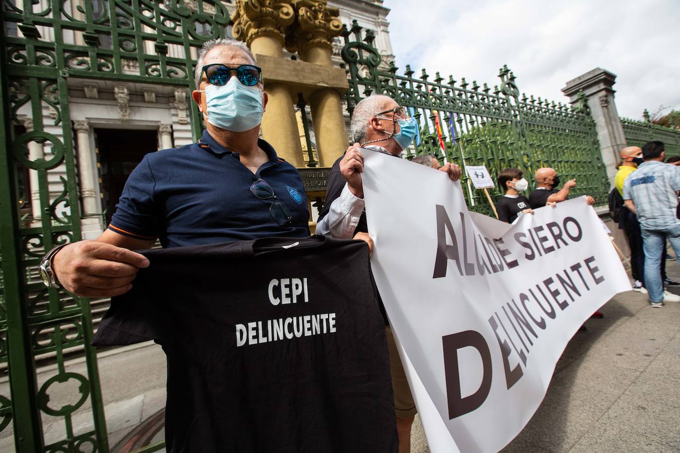 El Sindicato Independiente de Policías Locales de Asturias (Sipla) en Siero se ha manifestado este jueves frente a la Junta General y la sede de Presidencia del Principado de Asturias para pedir la dimisión del alcalde de Siero, el socialista Ángel García, después de que fuese condenado por un delito de lesiones leves contra un vecino de su inmueble en Lugones.