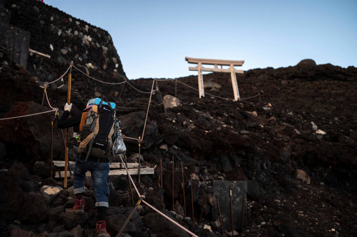 Japón es uno de los países que más sorprende a sus visitantes. La enorme diferencia cultural que surge al contemplar la sociedad nipona se extiende a sus paisajes, uno de cuyos exponentes más representativos es el monte Fuji, ubicado a escasos 70 kilómetros de Tokio, la capital del país. Unas montañas, valles y cerros con un encanto distinto al verde asturiano y bombeadas parcialmente por un volcán que es el principal emblema japonés.