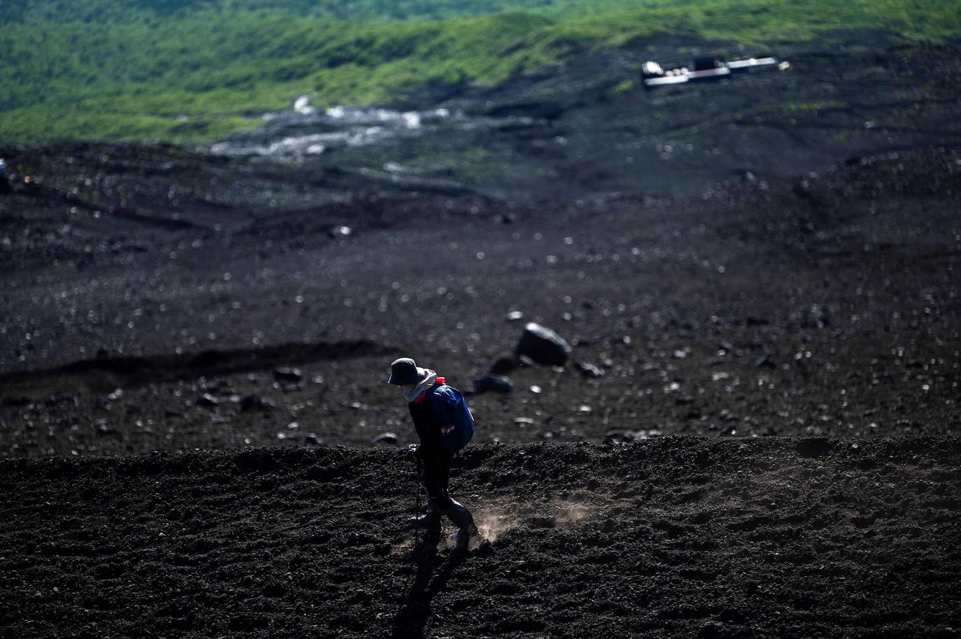 Japón es uno de los países que más sorprende a sus visitantes. La enorme diferencia cultural que surge al contemplar la sociedad nipona se extiende a sus paisajes, uno de cuyos exponentes más representativos es el monte Fuji, ubicado a escasos 70 kilómetros de Tokio, la capital del país. Unas montañas, valles y cerros con un encanto distinto al verde asturiano y bombeadas parcialmente por un volcán que es el principal emblema japonés.