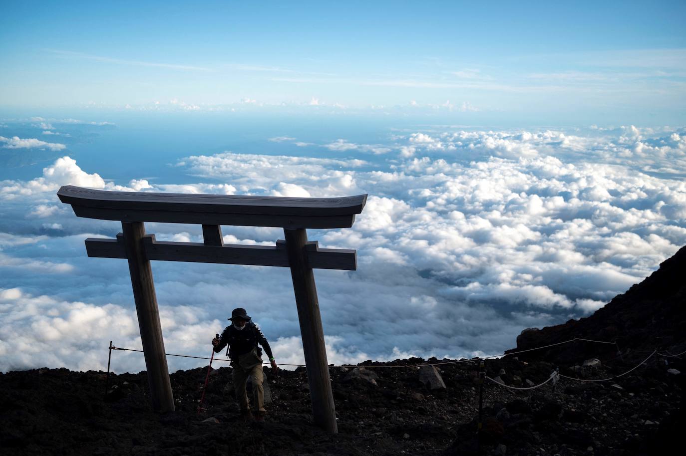 Japón es uno de los países que más sorprende a sus visitantes. La enorme diferencia cultural que surge al contemplar la sociedad nipona se extiende a sus paisajes, uno de cuyos exponentes más representativos es el monte Fuji, ubicado a escasos 70 kilómetros de Tokio, la capital del país. Unas montañas, valles y cerros con un encanto distinto al verde asturiano y bombeadas parcialmente por un volcán que es el principal emblema japonés.
