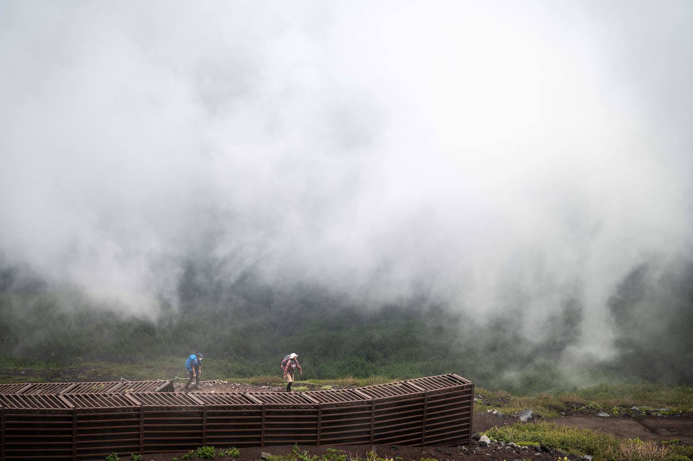 Japón es uno de los países que más sorprende a sus visitantes. La enorme diferencia cultural que surge al contemplar la sociedad nipona se extiende a sus paisajes, uno de cuyos exponentes más representativos es el monte Fuji, ubicado a escasos 70 kilómetros de Tokio, la capital del país. Unas montañas, valles y cerros con un encanto distinto al verde asturiano y bombeadas parcialmente por un volcán que es el principal emblema japonés.