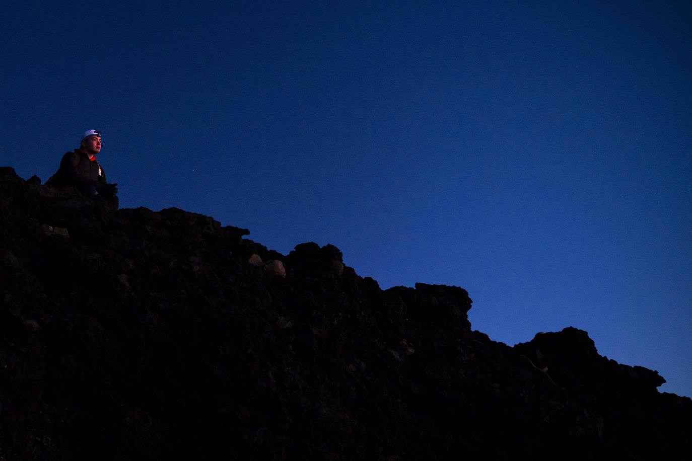 Japón es uno de los países que más sorprende a sus visitantes. La enorme diferencia cultural que surge al contemplar la sociedad nipona se extiende a sus paisajes, uno de cuyos exponentes más representativos es el monte Fuji, ubicado a escasos 70 kilómetros de Tokio, la capital del país. Unas montañas, valles y cerros con un encanto distinto al verde asturiano y bombeadas parcialmente por un volcán que es el principal emblema japonés.