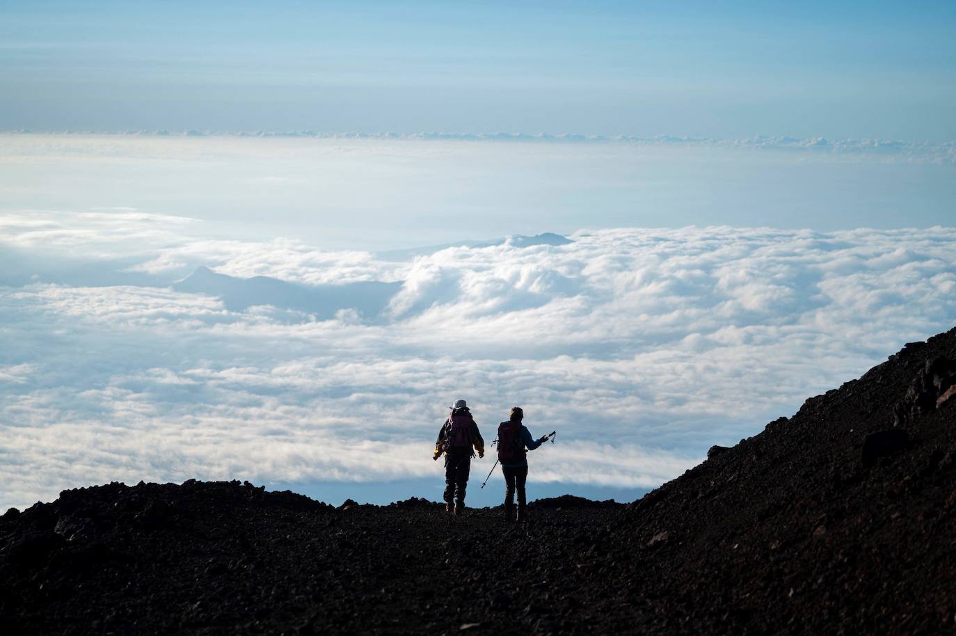 Japón es uno de los países que más sorprende a sus visitantes. La enorme diferencia cultural que surge al contemplar la sociedad nipona se extiende a sus paisajes, uno de cuyos exponentes más representativos es el monte Fuji, ubicado a escasos 70 kilómetros de Tokio, la capital del país. Unas montañas, valles y cerros con un encanto distinto al verde asturiano y bombeadas parcialmente por un volcán que es el principal emblema japonés.