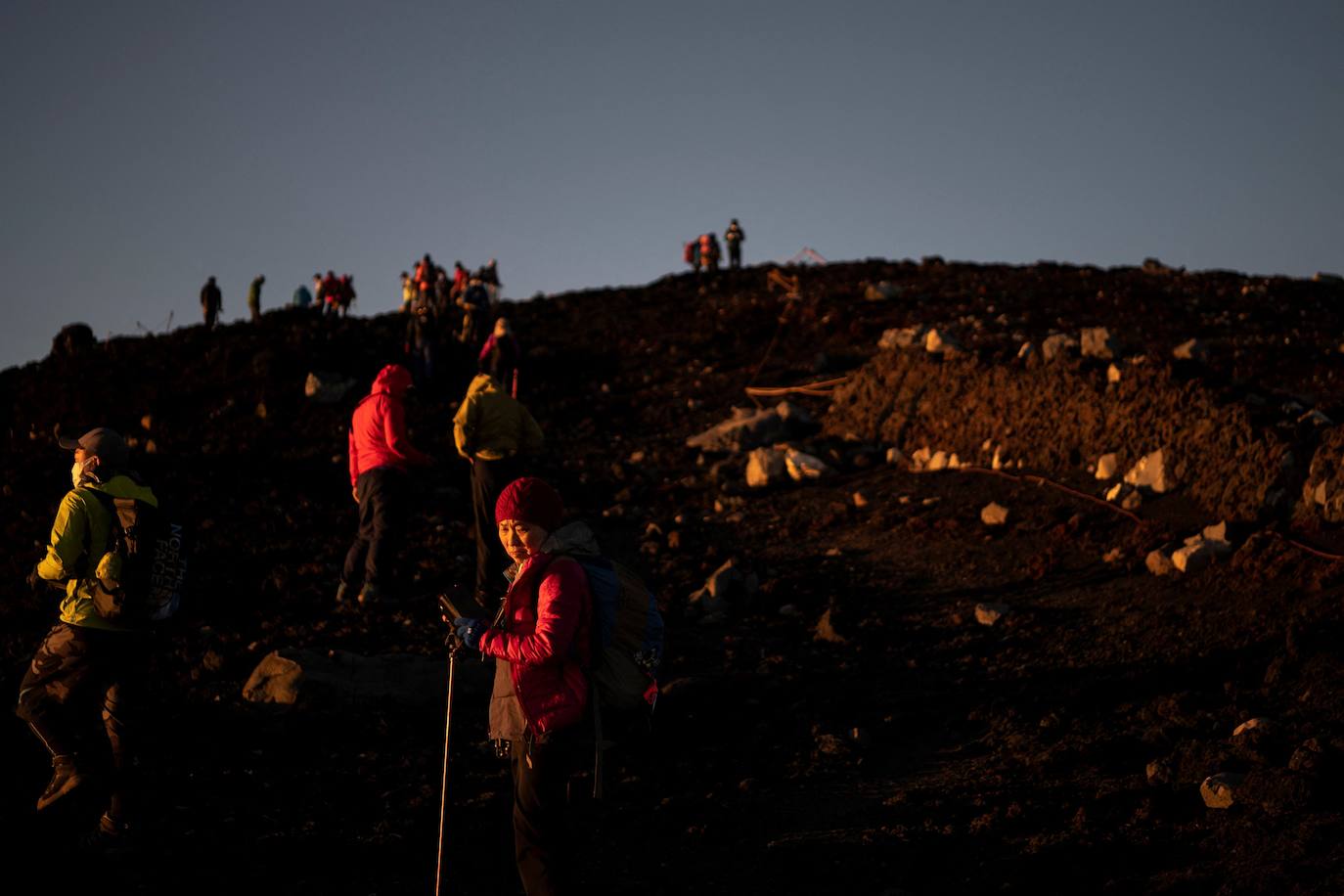 Japón es uno de los países que más sorprende a sus visitantes. La enorme diferencia cultural que surge al contemplar la sociedad nipona se extiende a sus paisajes, uno de cuyos exponentes más representativos es el monte Fuji, ubicado a escasos 70 kilómetros de Tokio, la capital del país. Unas montañas, valles y cerros con un encanto distinto al verde asturiano y bombeadas parcialmente por un volcán que es el principal emblema japonés.