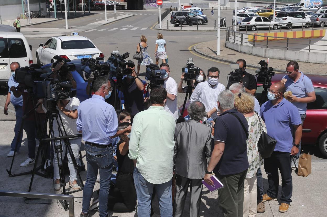 Gran expectación de medios españoles y portugueses en la comparecencia del abogado defensor (de traje, en el centro) el pasado lunes, a las puertas del juzgado de Gijón. 