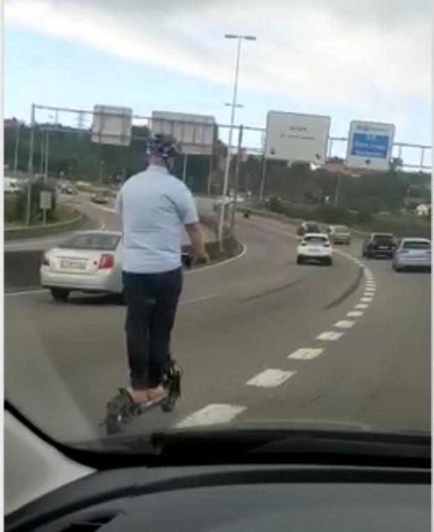 Captura del vídeo viral en que se ve al conductor del patinete. 