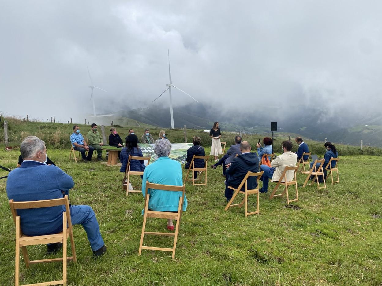 Coloquio organizado ayer por Iberdrola en el parque eólico El Segredal, en Villayón, en el que participaron empresarios, vecinos y alcaldes. 