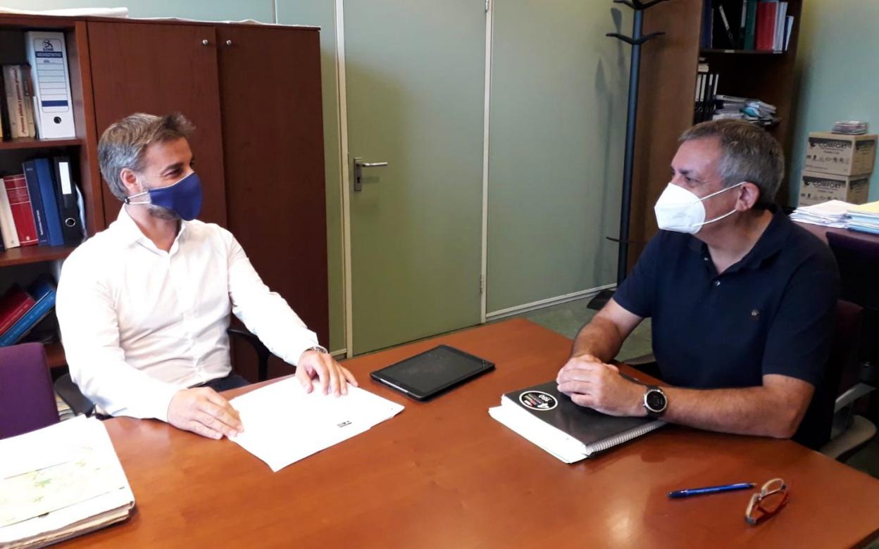 Gerardo Fernández y Manuel Calvo, durante la reunión. 