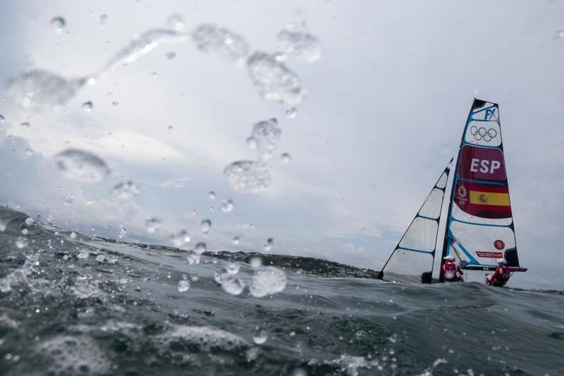 Hoy en Tokio Ana Peleteiro se clasifica para la final de triple salto después de hacer marca personal al aire libre y batir un récord nacional. Támara Echegoyen y Paula Barceló ya marchan segundas en vela.
