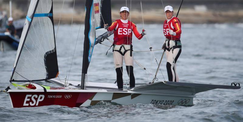 Hoy en Tokio Ana Peleteiro se clasifica para la final de triple salto después de hacer marca personal al aire libre y batir un récord nacional. Támara Echegoyen y Paula Barceló ya marchan segundas en vela.