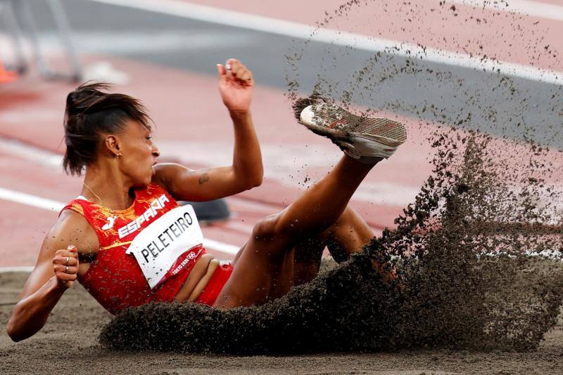 Hoy en Tokio Ana Peleteiro se clasifica para la final de triple salto después de hacer marca personal al aire libre y batir un récord nacional. Támara Echegoyen y Paula Barceló ya marchan segundas en vela.