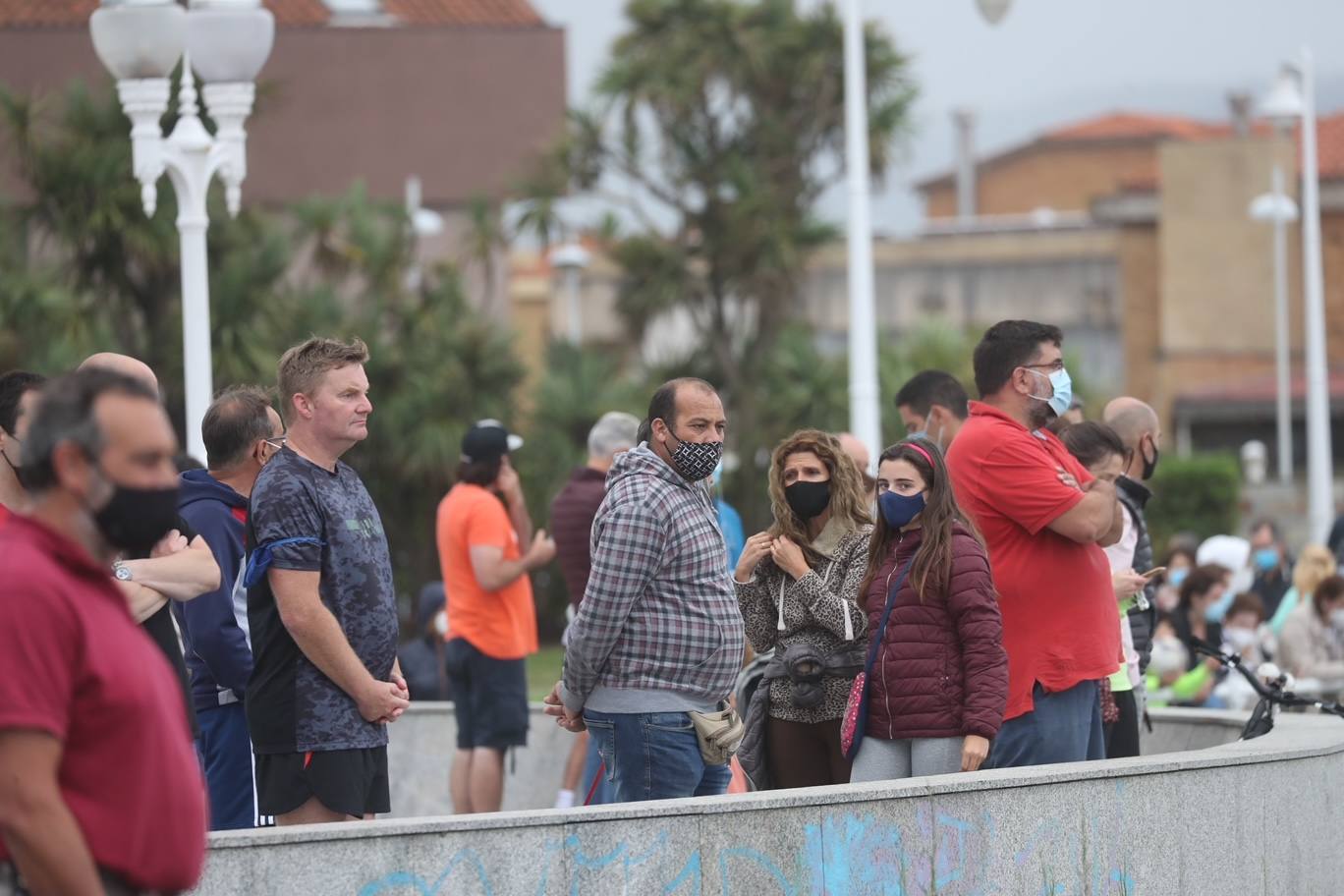 Una persona ha fallecido y otra ha resultado herida este viernes en Gijón después de que volcase la lancha en la que se encontraban pescando a causa de un golpe de mar. 