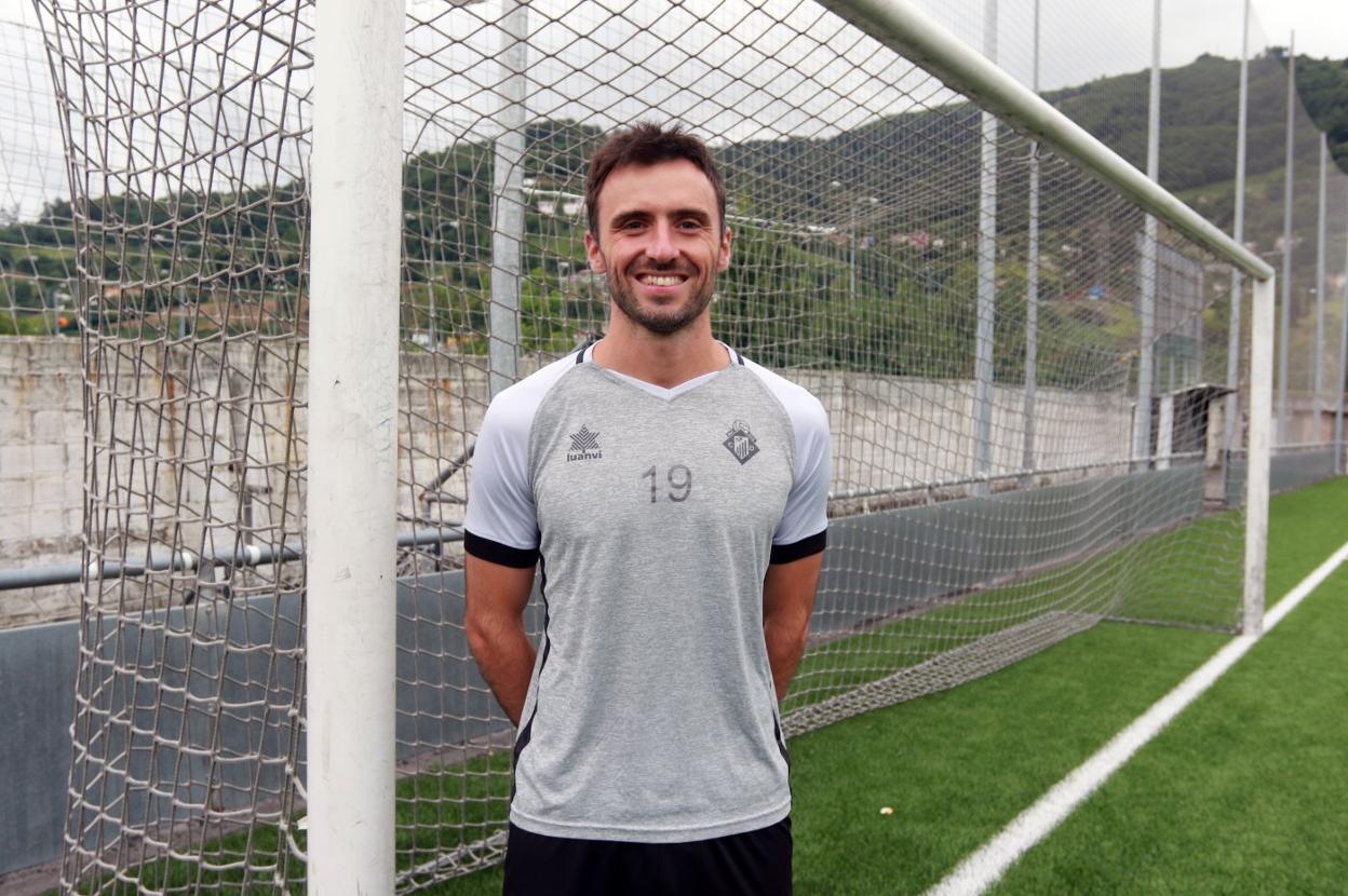 El exfutbolista Álvaro Cuello, ahora preparador físico del Caudal, en el campo de fútbol Eliseo Gutiérrez, en Mieres. 