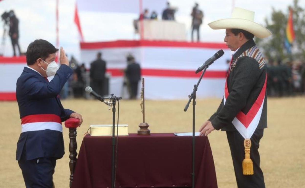 Castillo elige al congresista Guido Bellido como primer ministro de Perú.