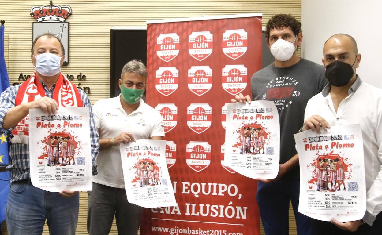 De izquierda a derecha, el presidente del club, Iván Petrovich; el presidente del Patronato Deportivo Municipal de Gijón, José Ramón Tuero del Prado; el director deportivo, Diego Sánchez; y el gerente de Corinto Retail, Oliver Suárez. 