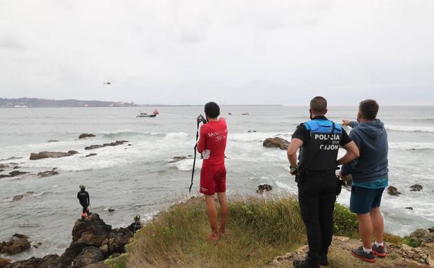 Imagen. Importante operativo de rescate tras el hundimiento de una lancha en Gijón