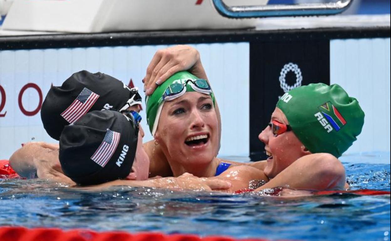 Annie Lazor, Lilly King y Kaylene Corbett felicitan a Tatjana Schoenmaker tras su récord del mundo de 200 braza.