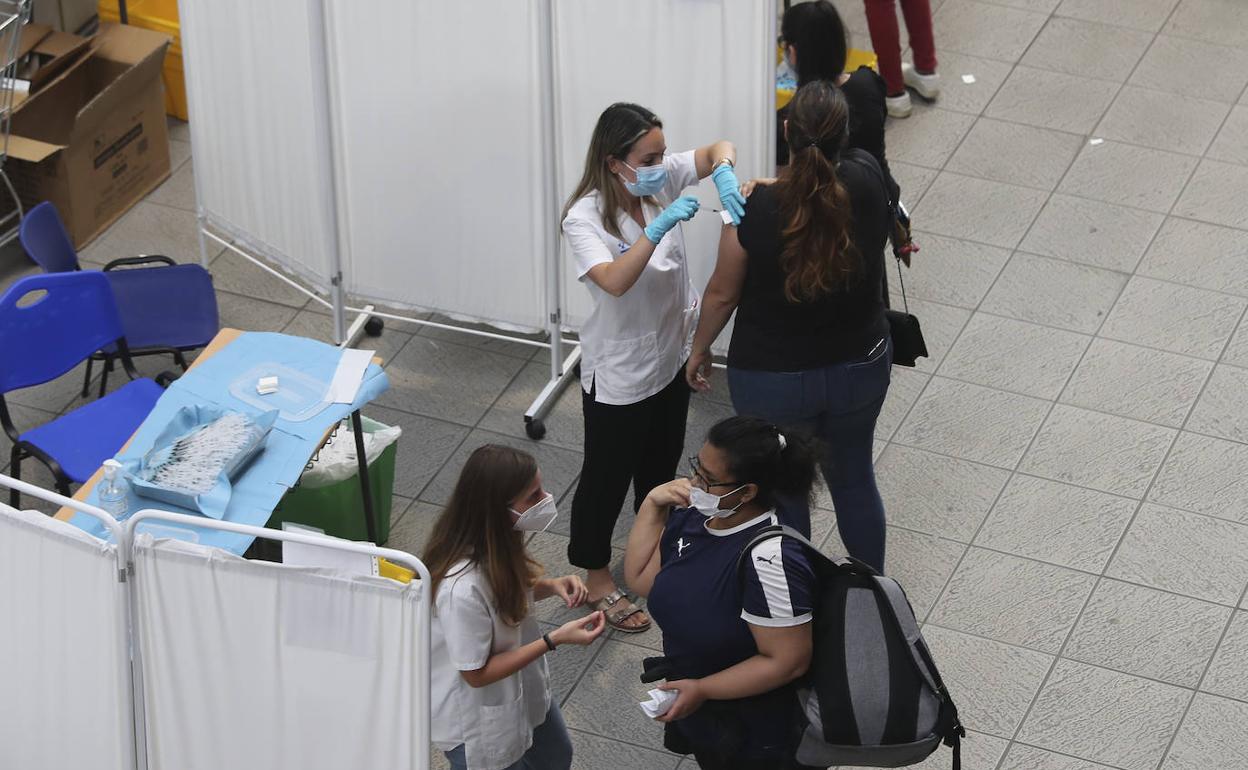 Vacunación de jóvenes en el Palacio de Deportes de Gijón.