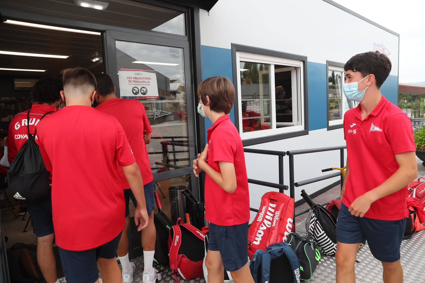 Integrantes de la sección de tenis del Grupo Covadonga se han reunido para animar a Pablo Carreño ante su partido de semifinales en los Juegos Olímpicos de Tokio 2020.