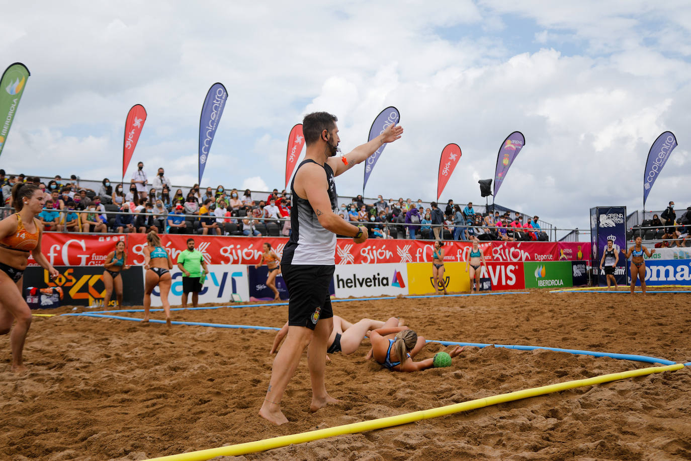 El Torneo Arena 1.000 del circuito nacional de balonmano playa ha vivido una nueva apasionante jornada en la playa de Poniente. El arenal gijonés acogerá mañana la jornada de clausura del evento, con la disputa de las finales sénior y juvenil. 