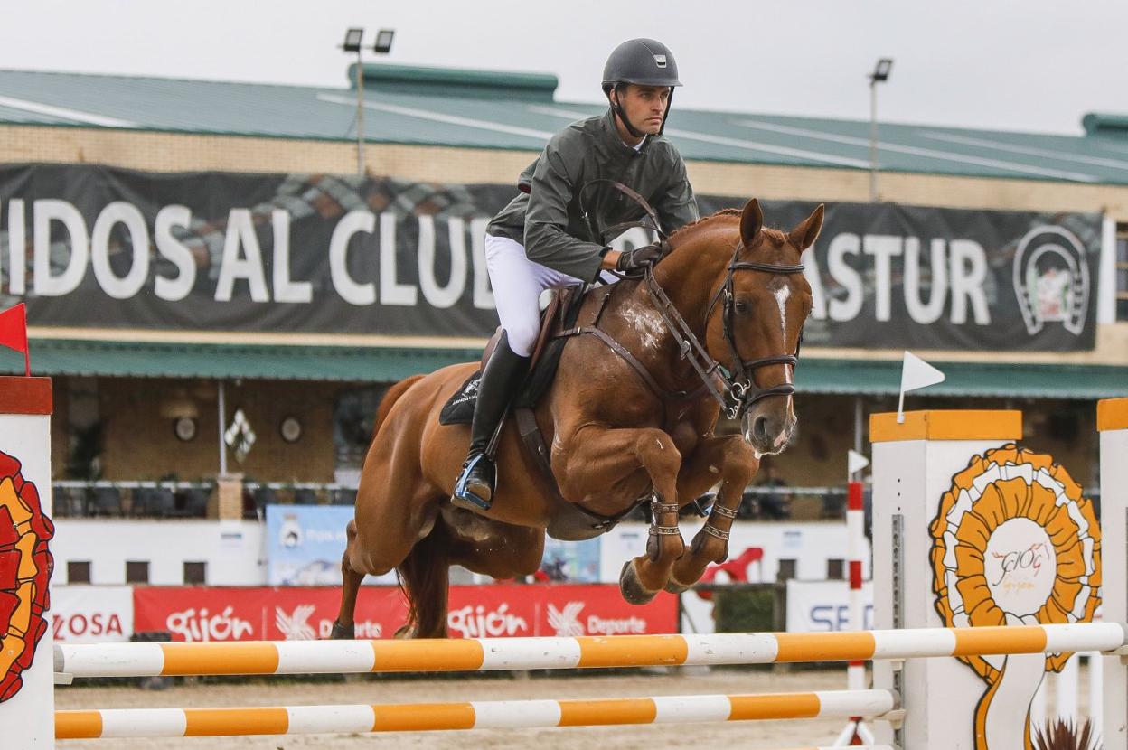 Alejandro Entrecanales, con 'Banzai Semilly', en uno de los obstáculos. 