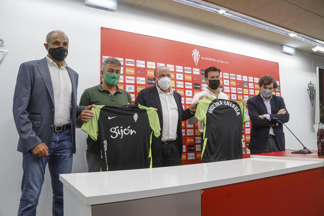 Joaquín Alonso, José Ramón Tuero, Francisco Fernández y David López, en el cierre de la presentación en el estadio. 