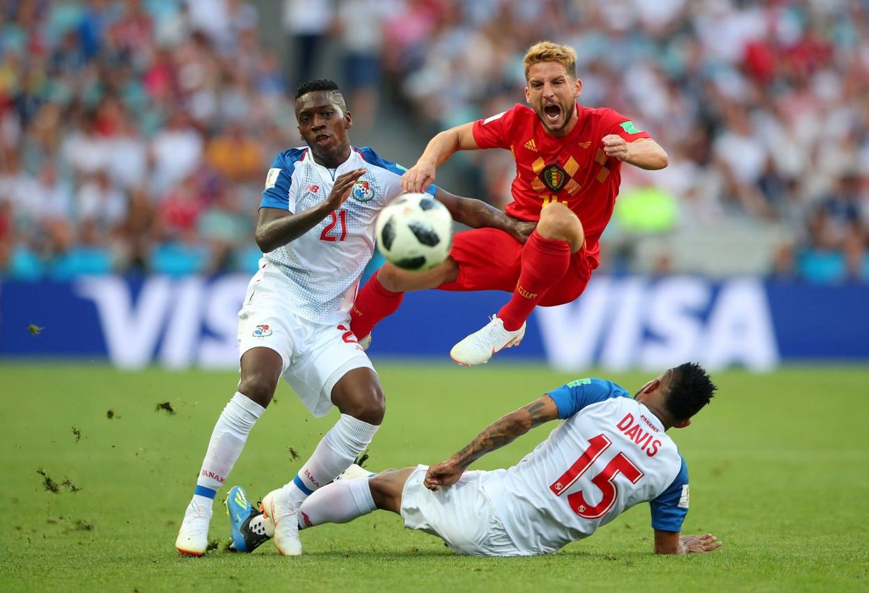 José Luis 'Puma' Rodríguez, a la izquierda, intenta frenar a Dries Mertens durante el duelo entre Panamá y Bélgica del pasado Mundial.