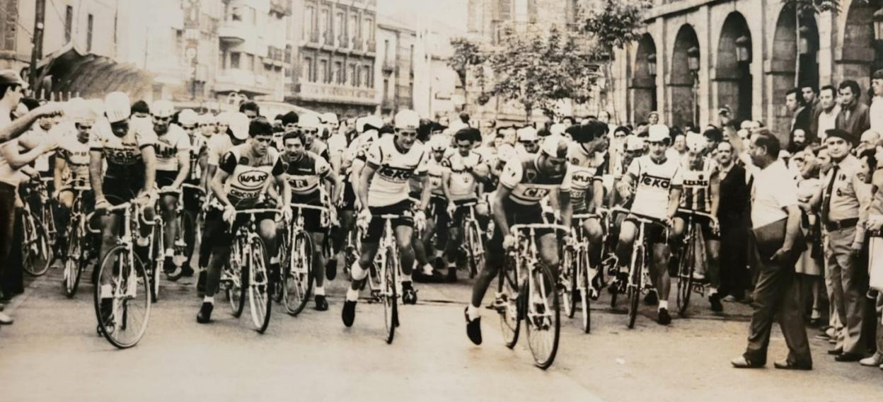 Salida desde la plaza de España de Avilés en la etapa de la Vuelta Ciclista del año 1981, que tuvo a León como fin de recorrido. El día anterior, la ciudad acogió su segundo y último fin de etapa de la historia de la ronda nacional