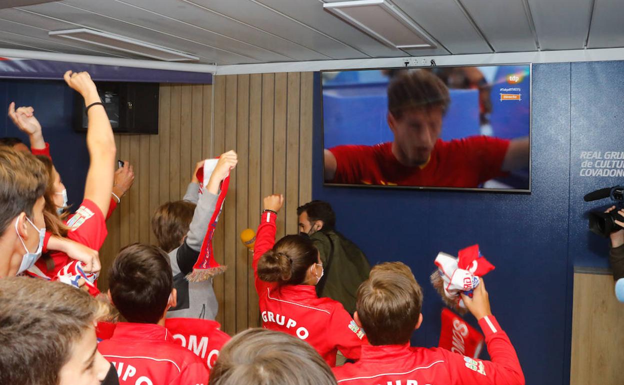 La sección de tenis del Grupo sigue el partido de Carreño.