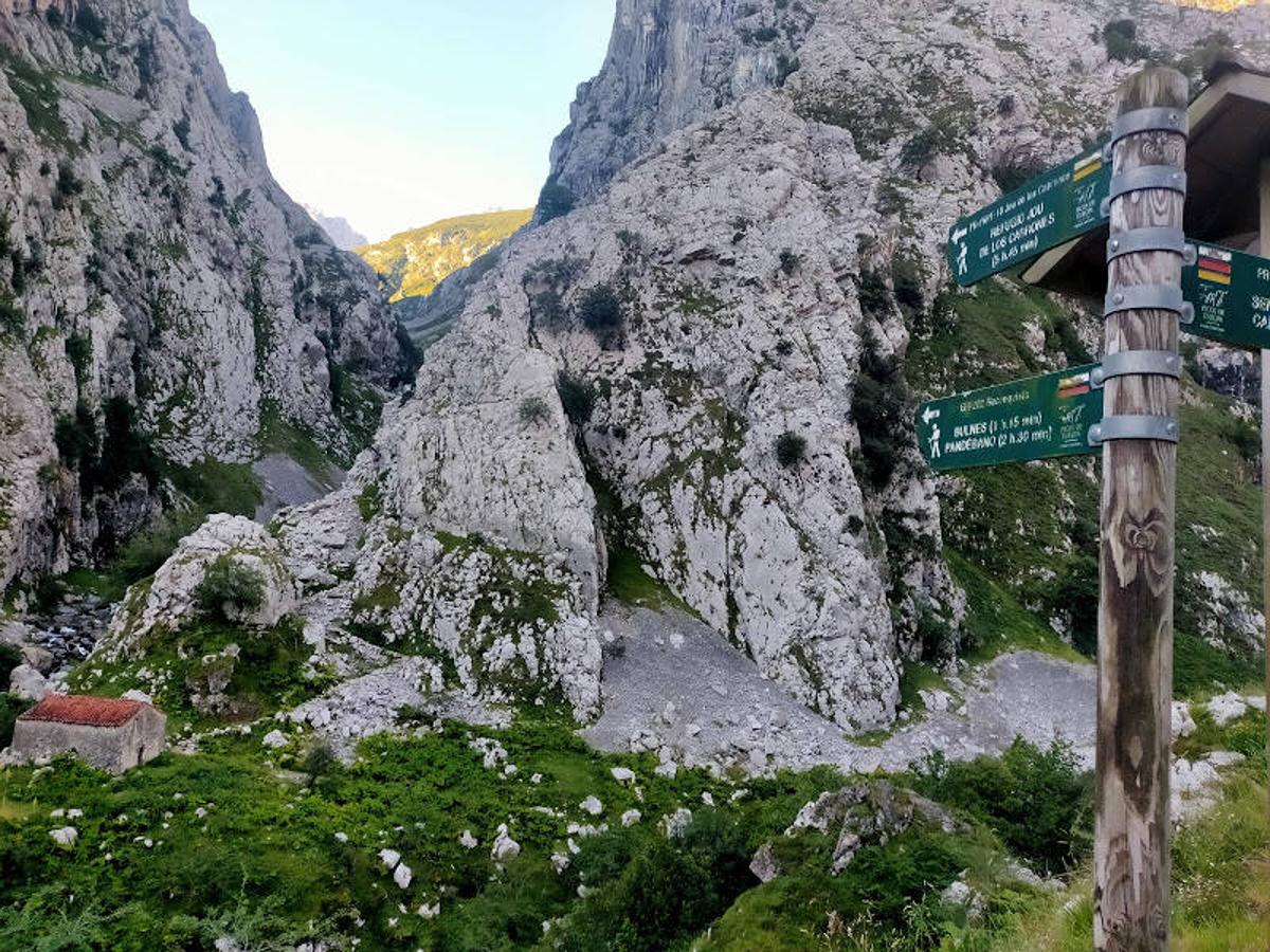 Vistas a la Canal del Texu que conduce a Bulnes. Uno de los tramos de la  desde Poncebos al Picu Urriellu por la Ruta de la Reconquista .