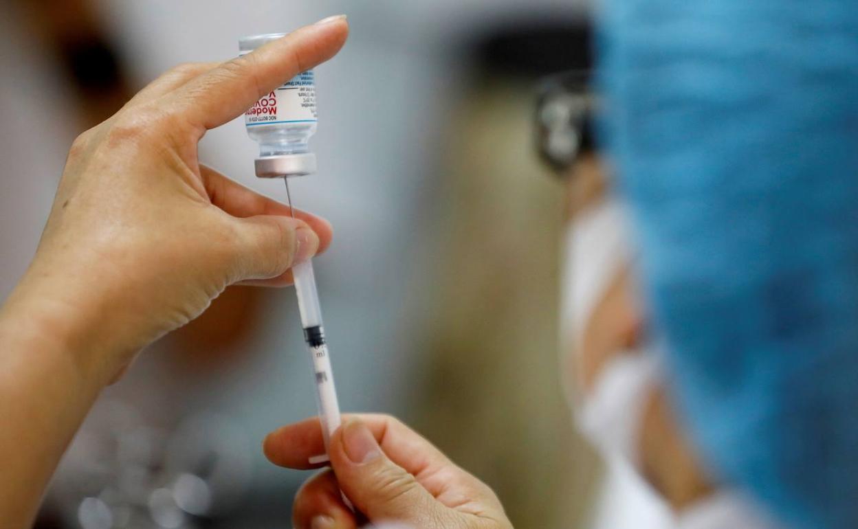 Suspendidos los ensayos en humanos de una de las vacunas españolas