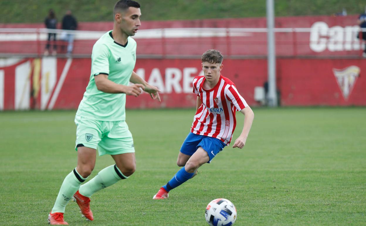 Una jugada del partido entre el Sporting B y el Bilbao Athletic