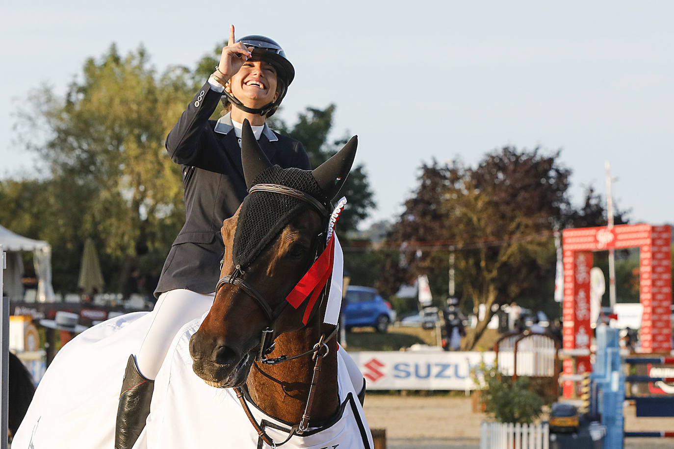 La amazona asturiana Carolina Villanueva, con 'Voice de Chenaie', ha sido la mejor del Gran Premio del primer CSN del Gijón Horse Jumping en un emocionante desempate