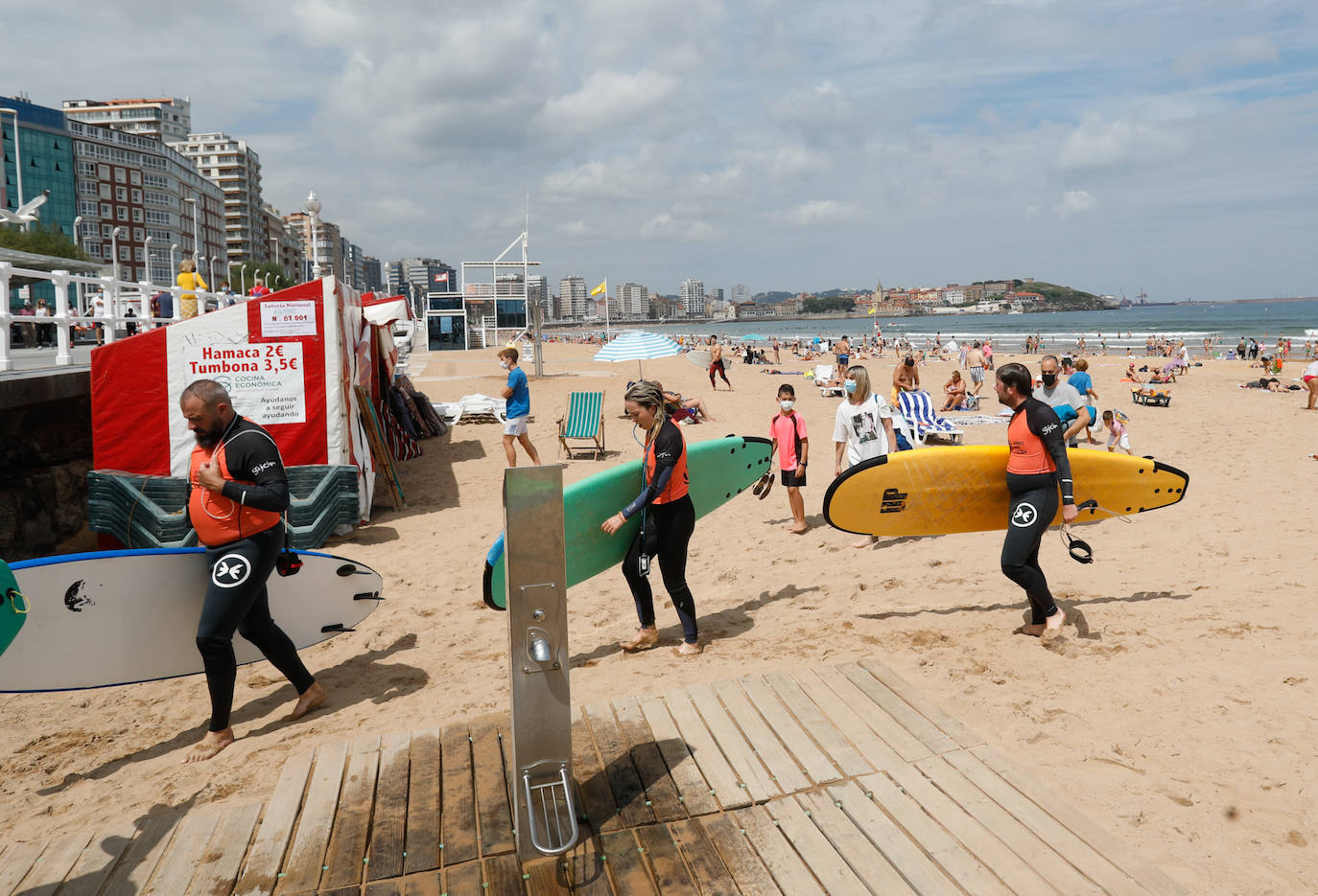 Las temperaturas de este domingo se han quedado lejos de ser las habituales para esta época del año; sin embargo, el sol ha brillado y los gijoneses lo han sabido aprovechar en playas y terrazas 