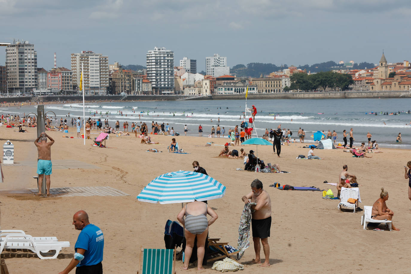 Las temperaturas de este domingo se han quedado lejos de ser las habituales para esta época del año; sin embargo, el sol ha brillado y los gijoneses lo han sabido aprovechar en playas y terrazas 