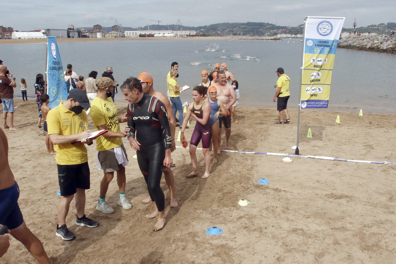 Cumpliendo con el pronóstico, Álvaro Rouget (Las Anclas) y Aroa Silva (Santa Olaya) se han adjudicado este domingo la victoria en la XXVII Travesía de Poniente, en la que han participado alrededor de cien personas 