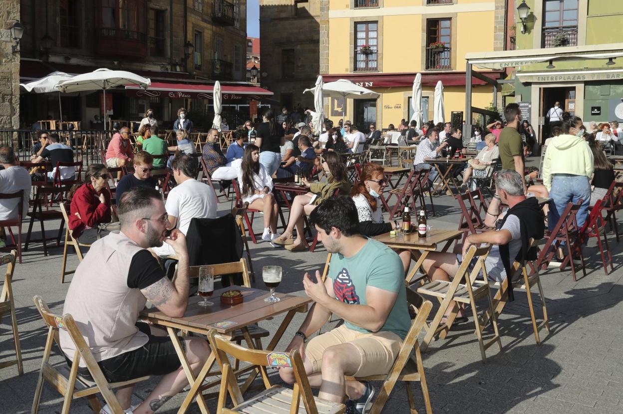 Numerosas personas disfrutan de las terrazas de hostelería a última hora de la tarde de ayer en la gijonesa plaza del Marqués. 