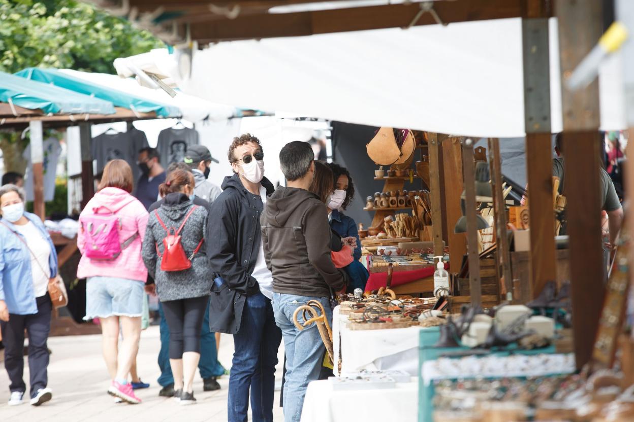 El mercado artesano de San Esteban registró una notable afluencia por la tarde. 