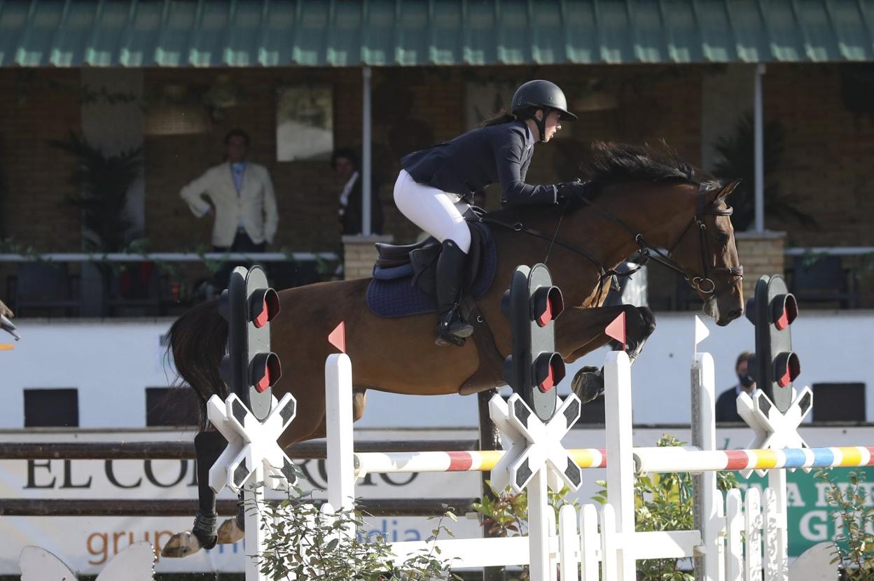La ganadora de la prueba grande, Ángela González supera uno de los obstáculos del recorrido. 