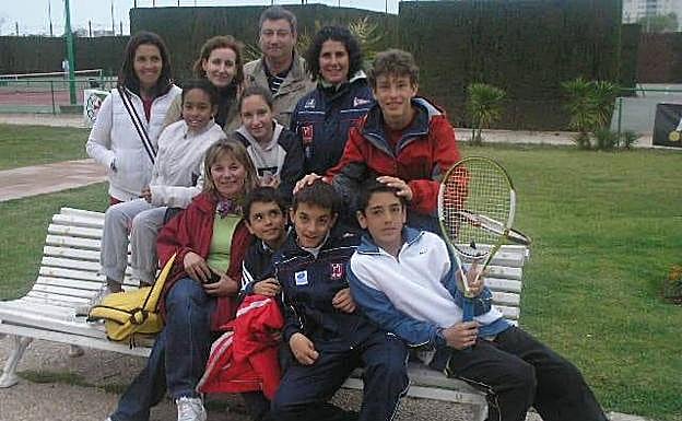 Carreño, junto a sus padres, su entrenadora y otros amigos y familiares, en una foto de 2005