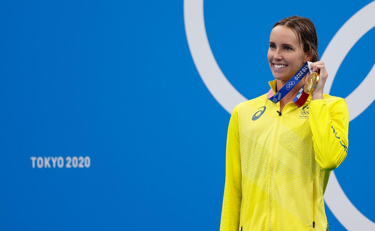 McKeon posa con su oro en los 50 libres.