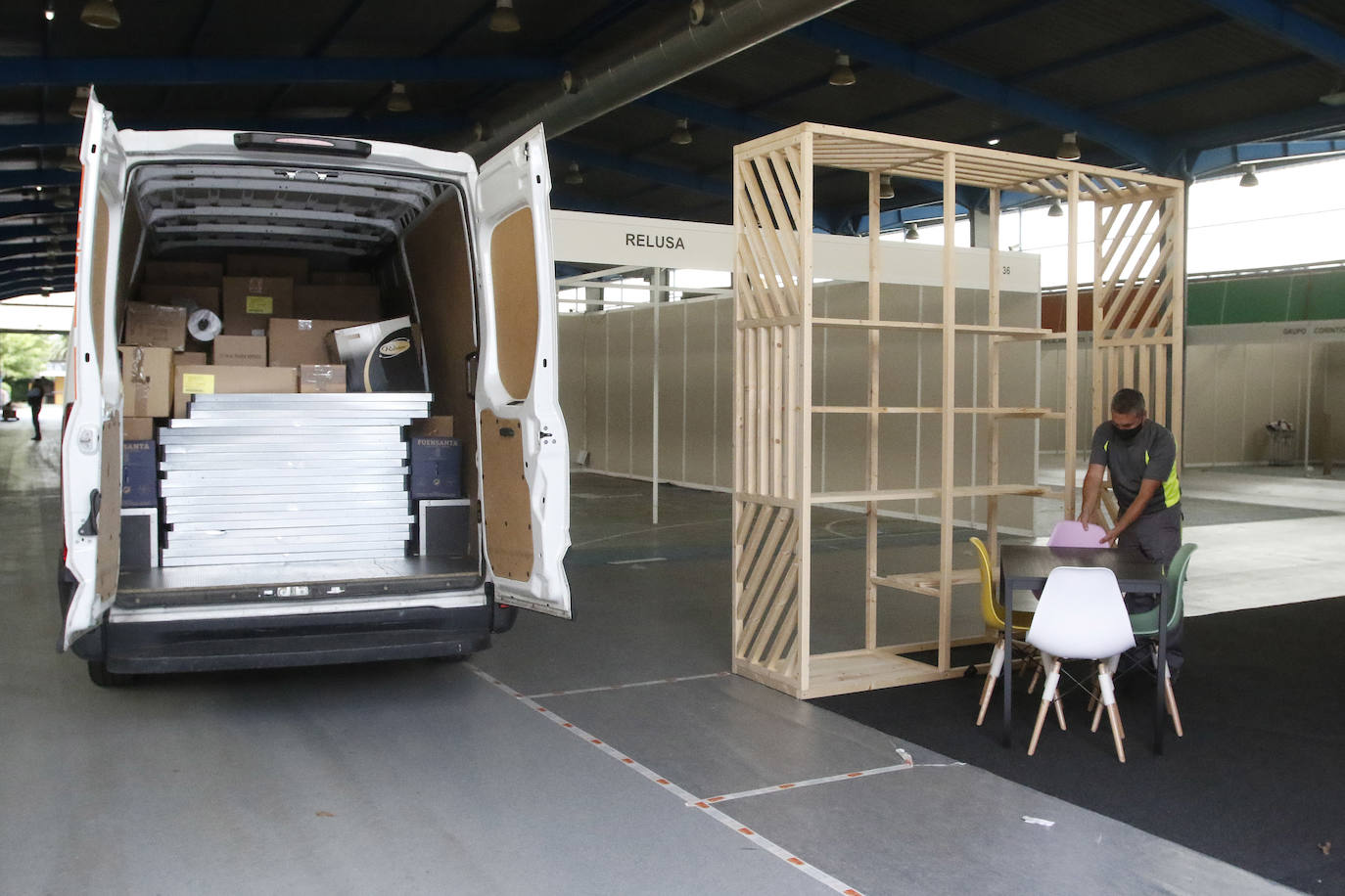 La nueva edición de la feria de muestras arrancará el viernes, con un acto inaugural reducido a 238 asistentes en el Palacio de Congresos y en el que se da por segura la presencia de un ministro del Ejecutivo. Serán en total 15 días de evento, del 7 al 22 y en horario de 11.00 a 22.00. El 80% de los espacios estarán al aire libre.