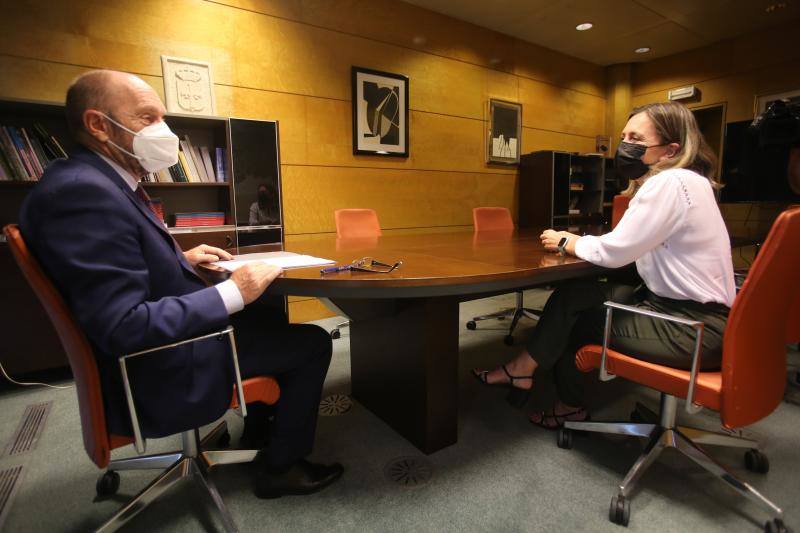 María Calvo y Juan Cofiño durante la reunión.