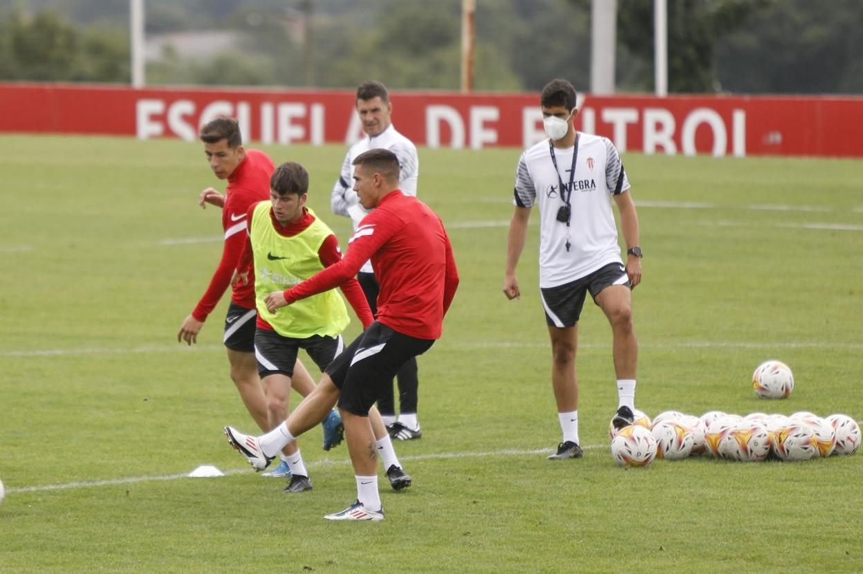 Djuka y Guille, durante el entrenamiento de ayer en Mareo. 