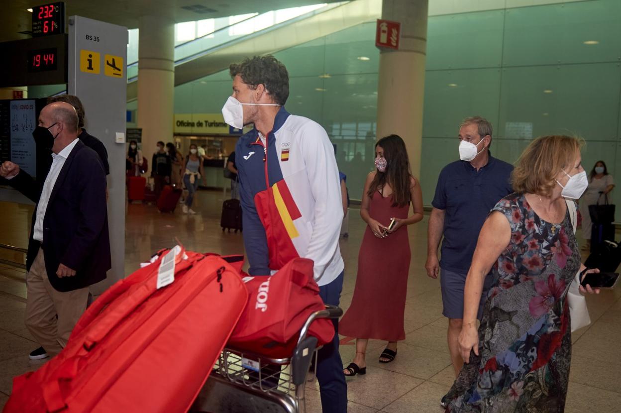 Carreño, a su llegada al aeropuerto de El Prat, donde fue recibido por su hermana Lucía, su novia Claudia y sus padres, Alfonso y Toña. 