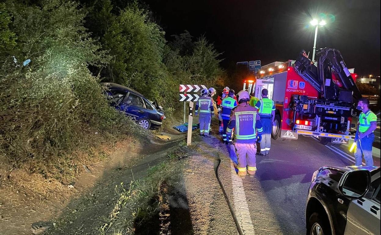 El herido fue excarcelado del vehículo por los bomberos. 