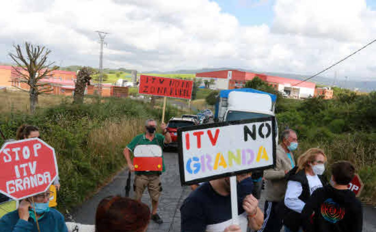 Protestas de los vecinos de Granda por la ITV.