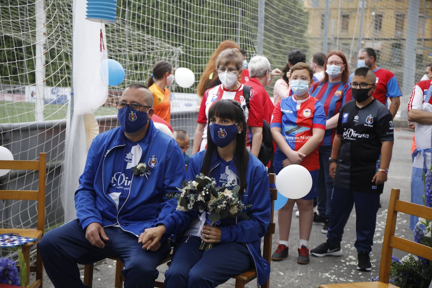 Boda de Pablo y Aída, dos aficionados al fútbol y hosteleros de Langreo que se han casado en el campo de fútbol del Tuilla