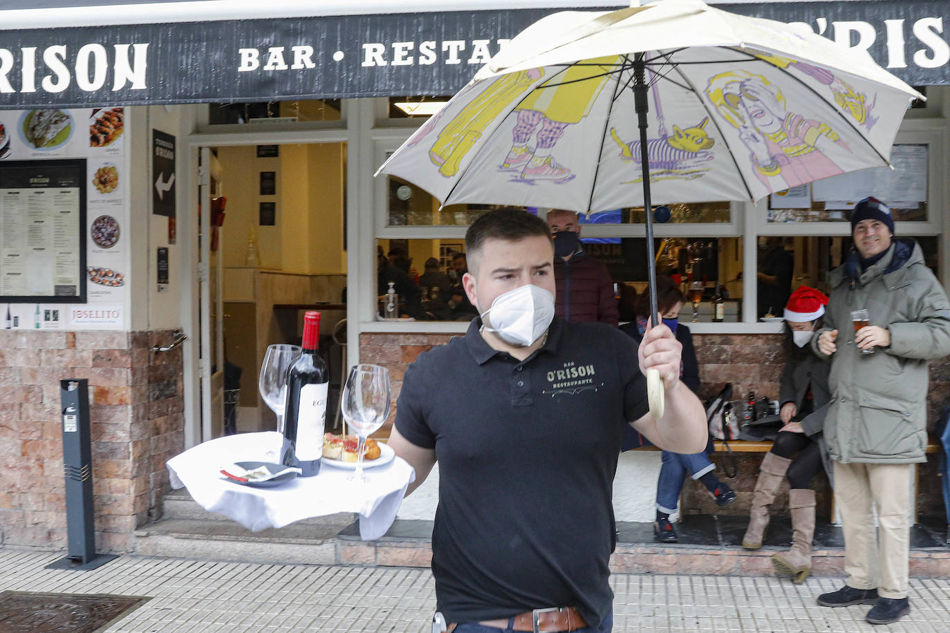 Terrazas y brindis bajo la lluvia.