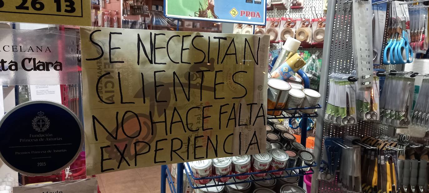 Cartel visto en un establecimiento comercial que pide clientes.